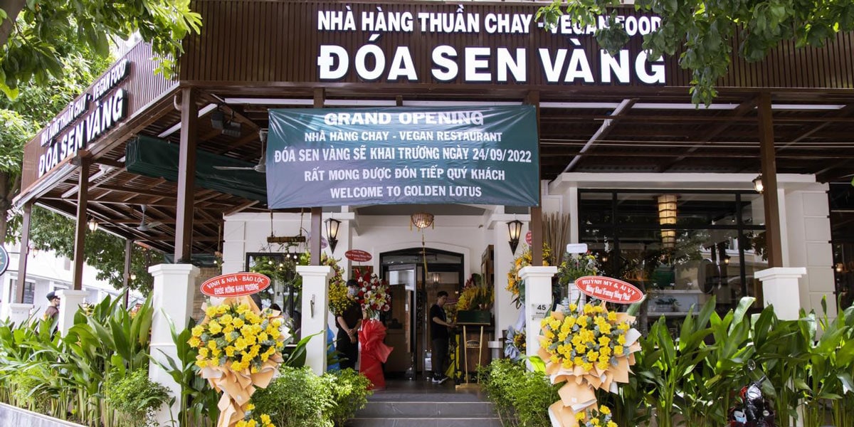 Nhà hàng có không gian rộng rãi với thiết kế sang trọng